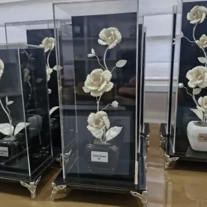 گل رز تمام نقره با باکس پلکسی ارتفاع 25 سانت