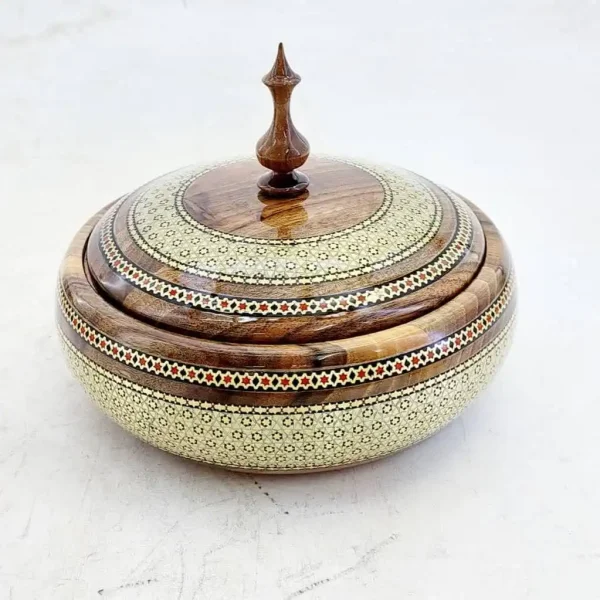 شکلات‌خوری و گزخوری خاتم