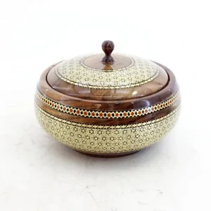 شکلات‌خوری و گزخوری خاتم