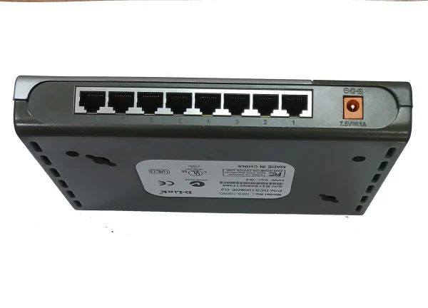 سوییچ 8 پورت D-Link مدل DES-1008D (کارکرده)