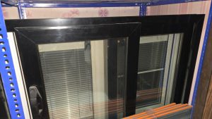 پنجره آلومنیوم دو جداره دو لنگه ریلی مشکی با یراق آلات و شیشه آماده نصب