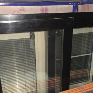 پنجره آلومنیوم دو جداره دو لنگه ریلی مشکی با یراق آلات و شیشه آماده نصب